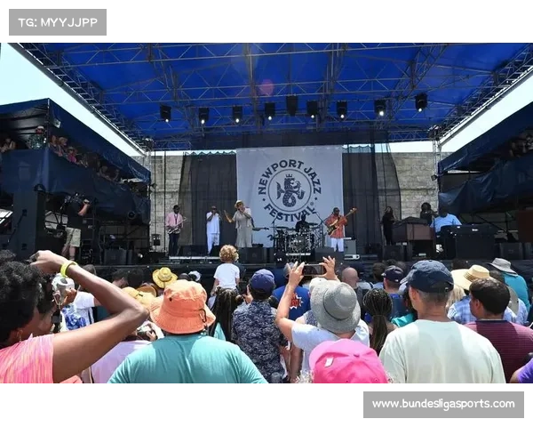 里夫斯亮相乡村音乐节 现场演出魅力四射赢得观众热烈喝彩